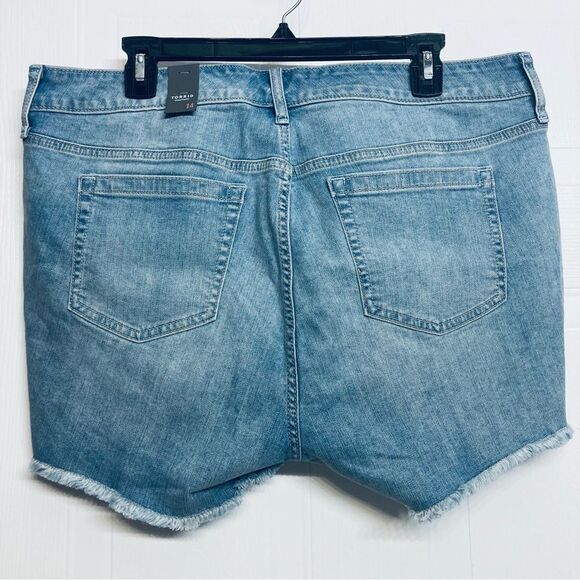 Torrid Light Wash Cotton Denim Blue Jean Raw Hem Shorts Size 14 NEW - Picture 3 of 10